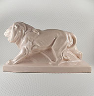 escultura antiga Art Deco em cerâmica craquelé representando um leão. Início do século XX
