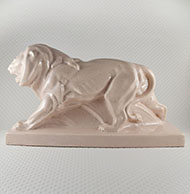 scultura Art Deco in ceramica craquelé raffigurante un leone. Inizio del XX secolo