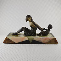 Escultura Antiga - Jovem Mulher Jogando com uma Criança