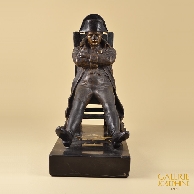 escultura antiga em bronze sobre base em mármore representando o imperador Napoleão Bonaparte, Véspera da Batalha. Assinada sobre a base Carlier. Início do século XX